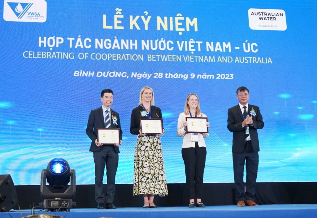 Hiệp hội Cấp nước Việt Nam trao kỷ niệm chương Vì sự nghiệp Cấp nước Việt Nam cho các đại biểu có đóng góp tích cực cho ngành cấp nước Việt Nam