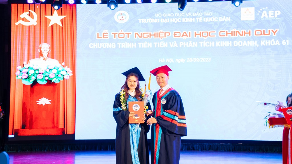 Viện Đào tạo tiên tiến, chất lượng cao và POHE (trực thuộc Trường Đại học Kinh tế Quốc dân) trao bằng tốt nghiệp cho 310 sinh viên khóa 61