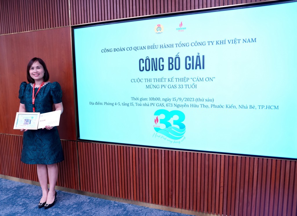 Chị Trần Lê Na nhận giải Đặc biệt của Cuộc thi Thiết kế thiệp Cảm ơn của Công đoàn CQĐH PV GAS
