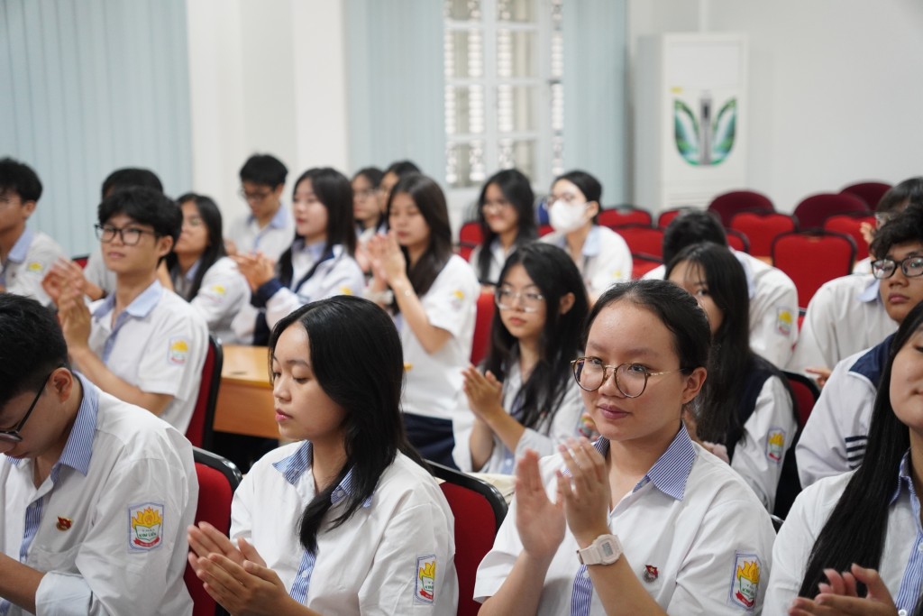 Đảng đối với người trẻ không chỉ là những bài học lý luận cao xa, những chương lịch sử hào hùng trong sách vở mà Đảng đến được với mỗi thanh niên chính là sự gần gũi, là thực tế, là sự trải nghiệm, sự cống hiến và cả hy sinh của những đảng viên trẻ, những người anh, người chị bình thường.