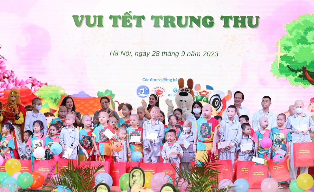 Thủ tướng Phạm Minh Chính thăm, tặng quà các bệnh nhi đang điều trị tại Viện Huyết học -Truyền máu Trung ương nhân dịp Tết Trung thu năm 2023 - Ảnh: VGP/Nhật Bắc