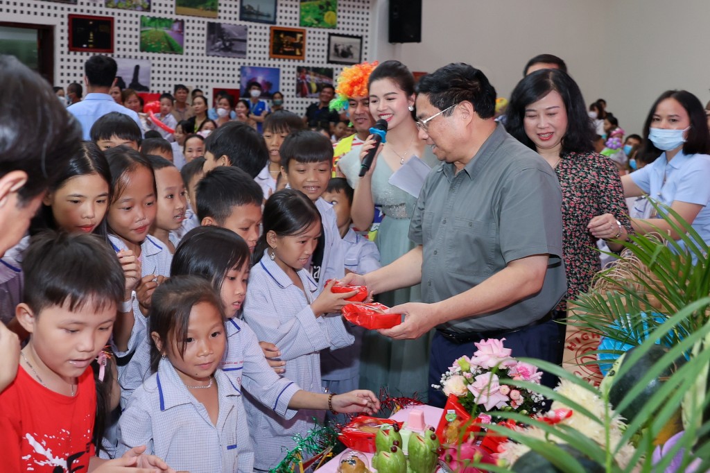 Thủ tướng chúc các cháu thiếu nhi đón Tết Trung thu vui vẻ, luôn yêu đời, hướng tới tương lai, kiên trì điều trị để sớm khỏi bệnh và trở về với gia đình, lớp học của mình - Ảnh: VGP/Nhật Bắc