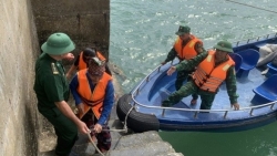 Bộ đội Biên phòng cứu sống 3 ngư dân gặp nạn trên vùng biển Cô Tô