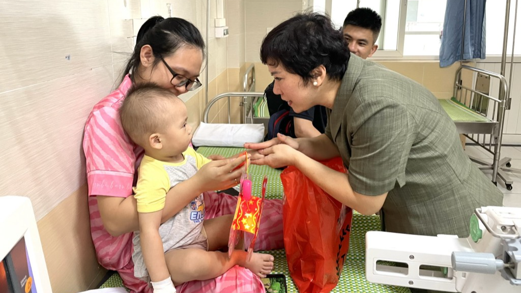 Cô giáo Nguyễn Thị Kim Thuý, hiệu trưởng nhà trường tới thăm hỏi các bệnh nhân nhí tại bệnh viện Đức Giang