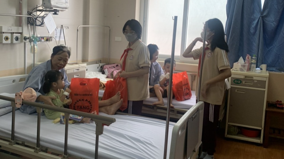 Trung thu- thầy trò trường THCS Nguyễn Gia Thiều mang yêu thương đến với bệnh nhi