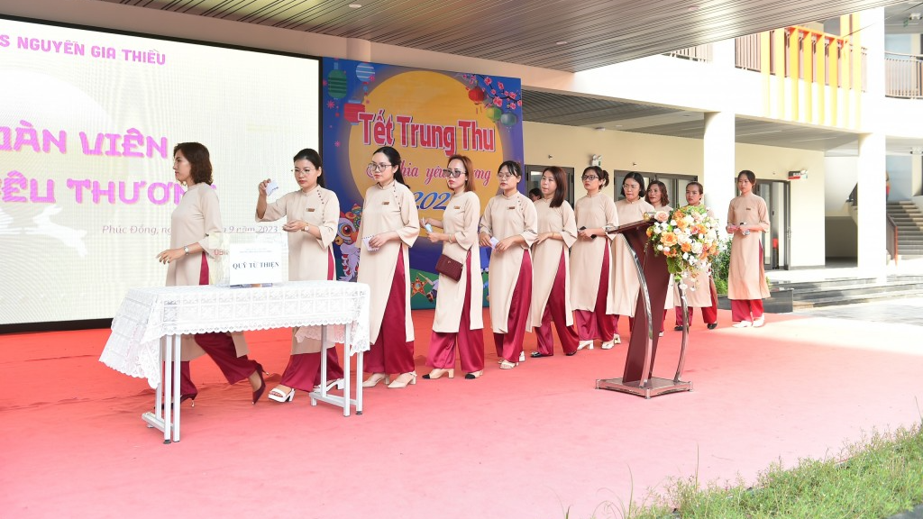 Các cô giáo trường THCS Nguyễn Gia Thiều hưởng ứng phong trào Chia sẻ yêu thương đem đến một Tết trung thu trọn vẹn nghĩa tình