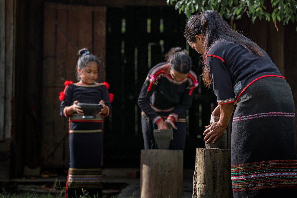 đồng bào M’nông R’lâm đã biết tận dụng đất sét dưới chân đồi để làm những vật dụng cần thiết,