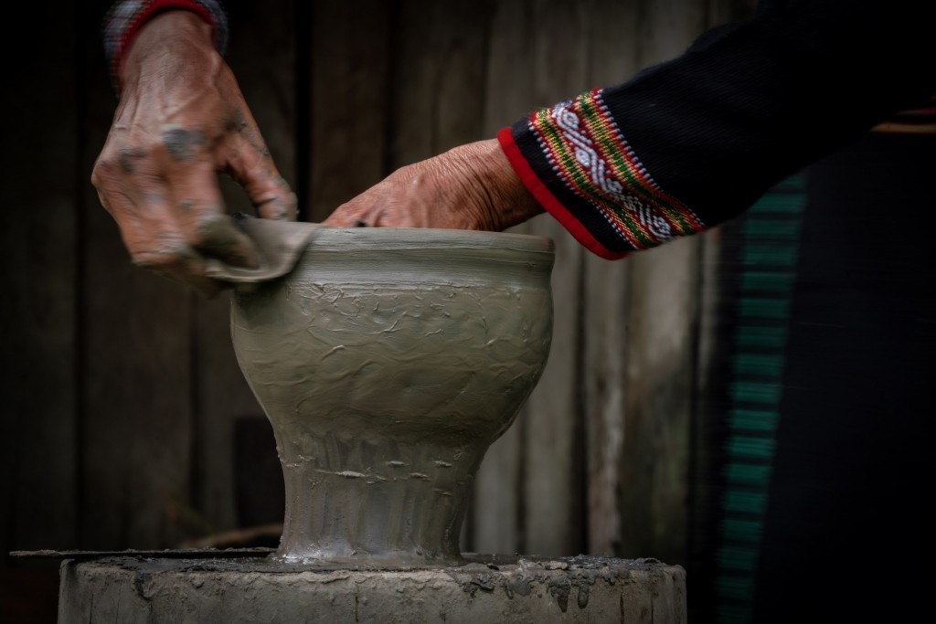 quy trình chế tác gốm của người M’nông R’lâm do nghệ nhân H’Phiết Uông (buôn Dơng Băk, xã Yang Tao) thực hiện vẫn giữ nét nguyên thủy cổ xưa. 