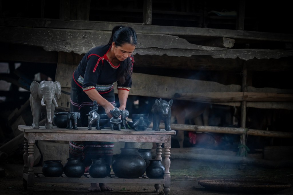 Nghề làm gốm chưa mang lại cho các nghệ nhân một cuộc sống đủ đầy, giàu có, nhưng lại mang đến những món ăn tinh thần vô giá, đó là được giữ gìn nghề truyền thống