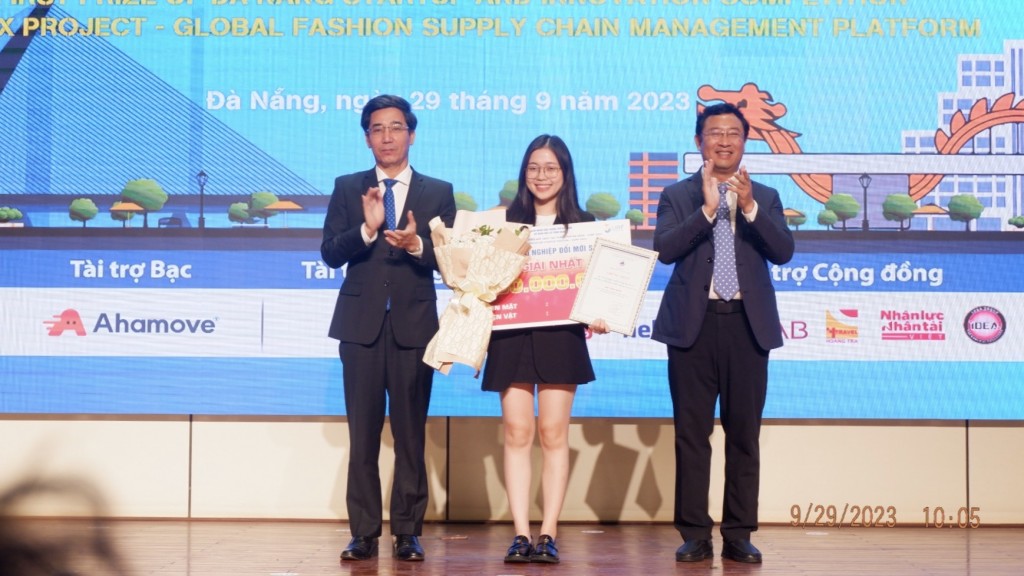 Ban Tổ chức trao giải Nhất và giải Nhì cho các dự án đạt giải Cuộc thi khởi nghiệp đổi mới sáng tạo TP Đà Nẵng 2023 (ảnh Út Vũ)