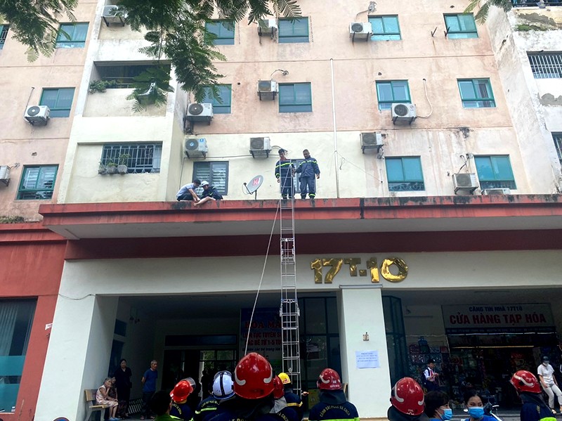 Cảnh sát cứu giúp thành công người phụ nữ ngã từ tầng cao toà nhà chung cư