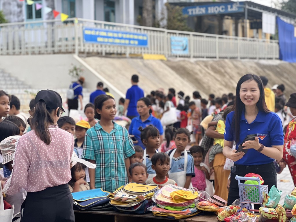 Tại chương trình, các em thiếu nhi đã được tham gia nhiều hoạt động vui chơi, giải trí và xem biểu diễn các tiết mục văn nghệ đặc sắc