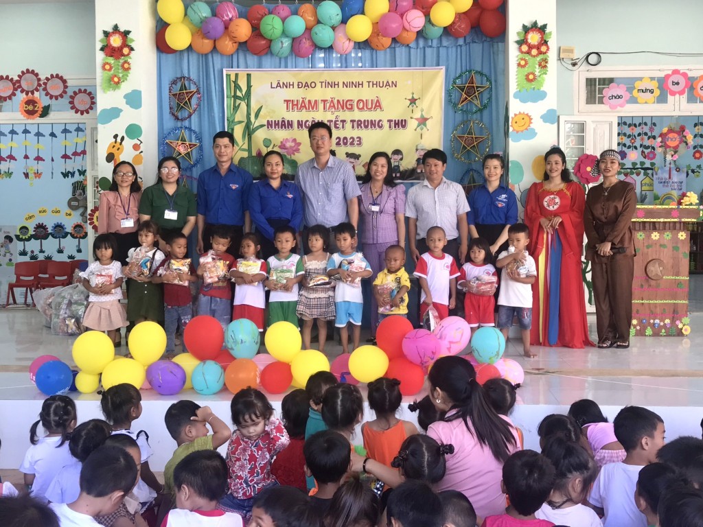 Thường trực Tỉnh đoàn Bình Thuận đến thăm và trao quà cho các cháu thiếu nhi tại Trường Mầm non Phước Bình, xã Phước Bình, huyện Bác Ái.