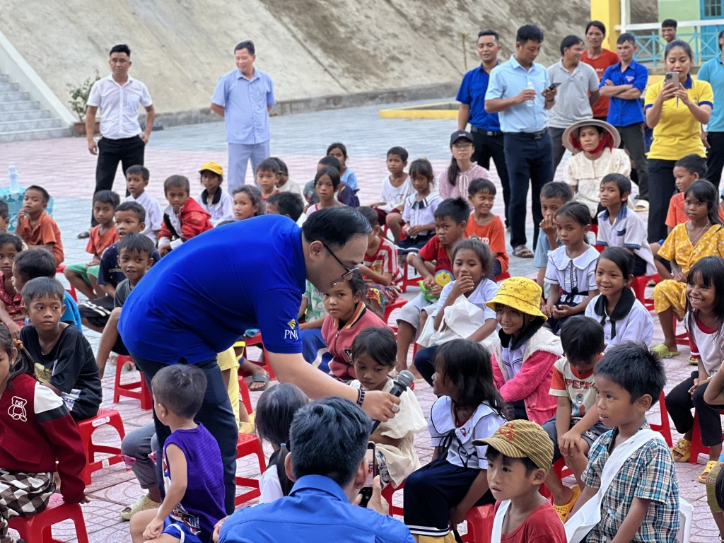 Ban Thường vụ Tỉnh đoàn Bình Thuận đến thăm và tặng quà cho các em nhỏ hăm tặng quà tại xã Phước Tân, huyện Bác Ái