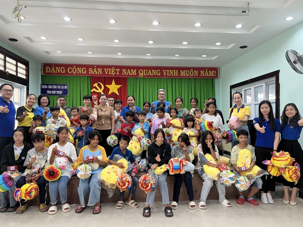 Ban Thường vụ Tỉnh đoàn Bình Thuận đến thăm và tặng quà cho các em nhỏ tại Trung tâm Công tác xã hội tỉnh.