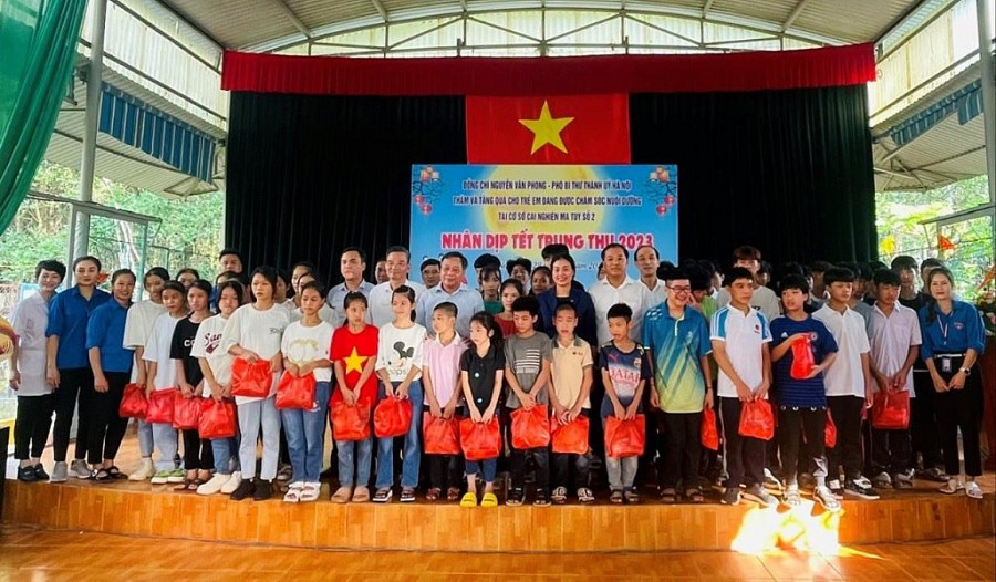 Phó Bí thư Thành ủy Nguyễn Văn Phong và các đại biểu chụp ảnh cùng các em nhỏ.
