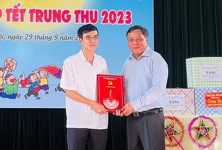 Phó Bí thư Thành ủy Hà Nội Nguyễn Văn Phong tặng quà cho tập thể Cơ sở cai nghiện ma túy số 2.
