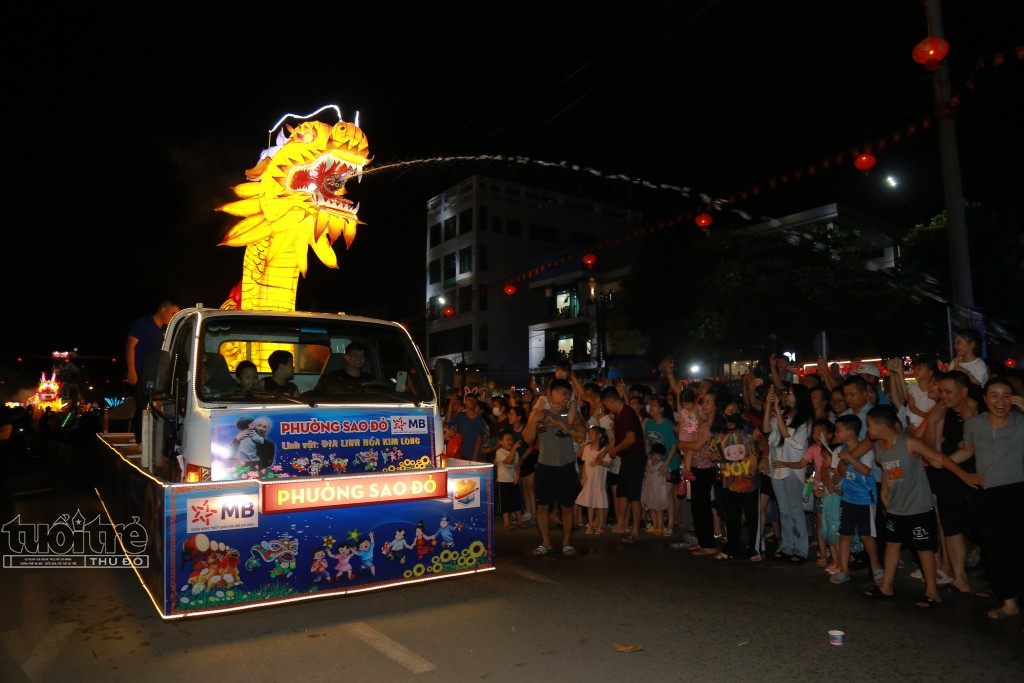 Festival Chí Linh - Hải Dương 2023: Rực rỡ sắc màu mô hình đèn Trung thu khổng lồ