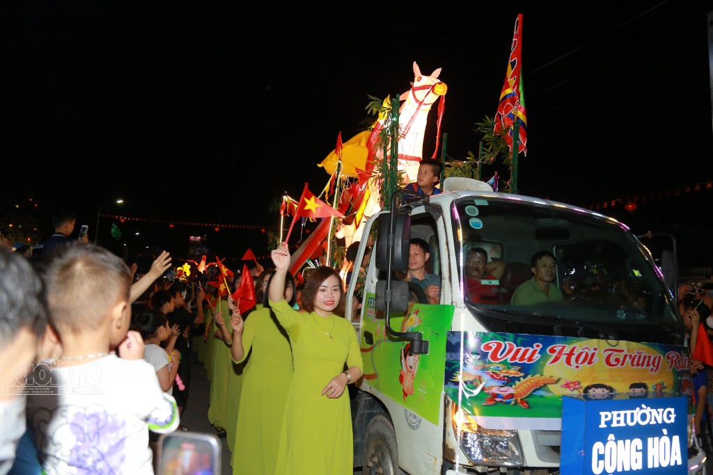 Festival Chí Linh - Hải Dương 2023: Rực rỡ sắc màu mô hình đèn Trung thu khổng lồ