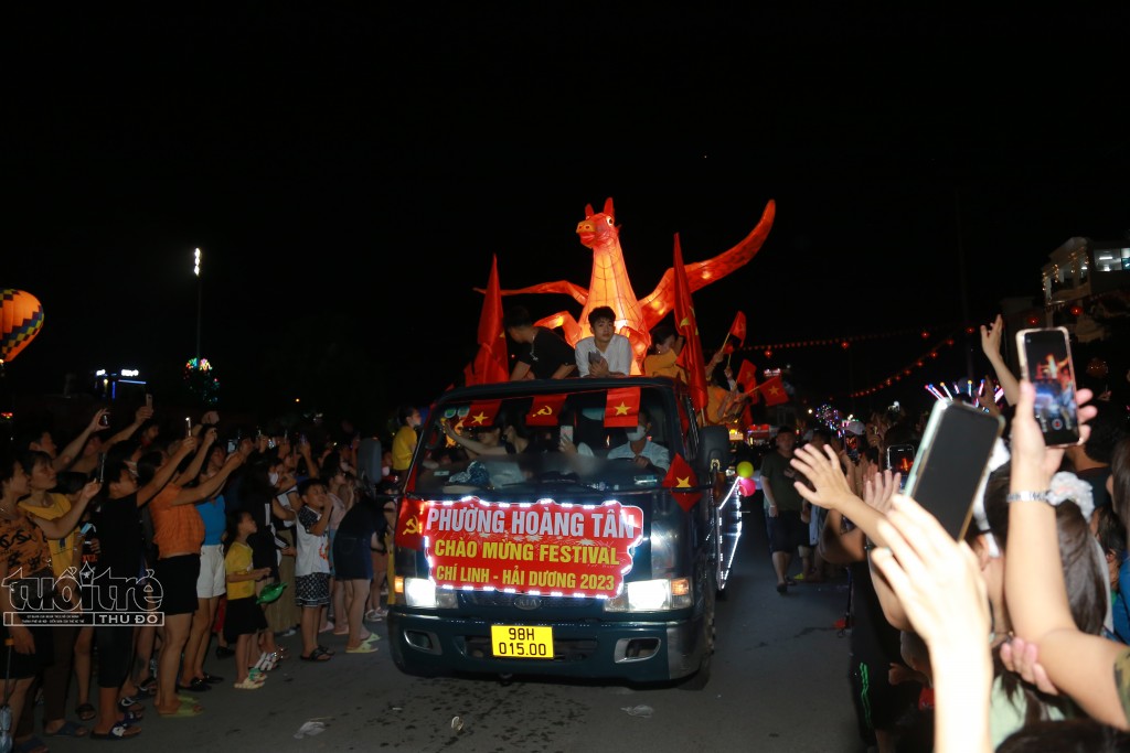 Festival Chí Linh - Hải Dương 2023: Rực rỡ sắc màu mô hình đèn Trung thu khổng lồ