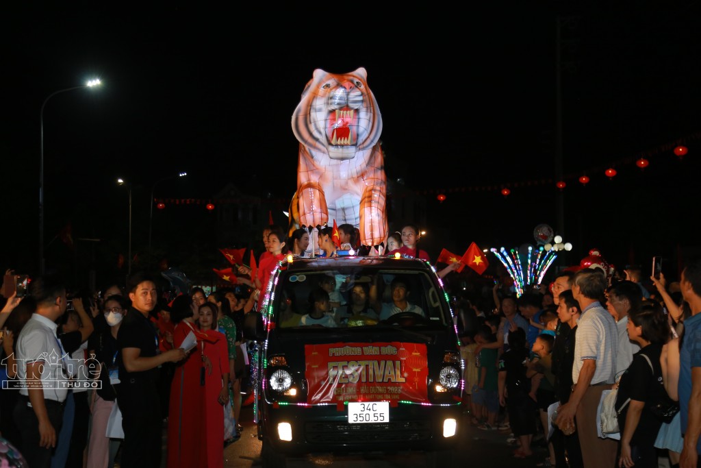 Festival Chí Linh - Hải Dương 2023: Rực rỡ sắc màu mô hình đèn Trung thu khổng lồ