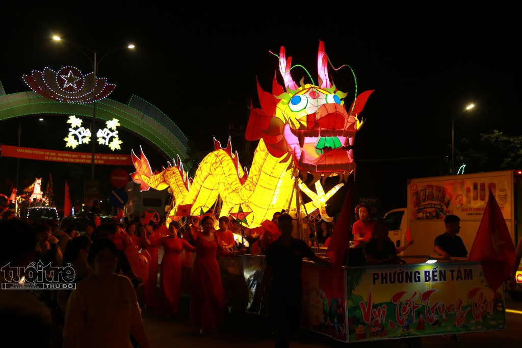 Festival Chí Linh - Hải Dương 2023: Rực rỡ sắc màu mô hình đèn Trung thu khổng lồ