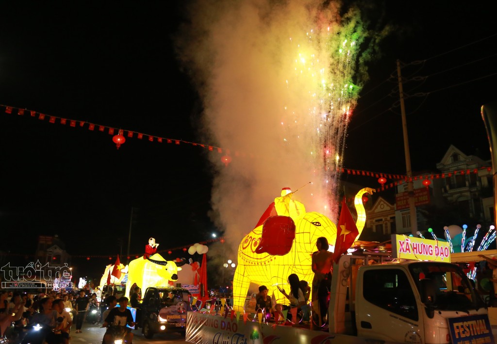 Festival Chí Linh - Hải Dương 2023: Rực rỡ sắc màu mô hình đèn Trung thu khổng lồ