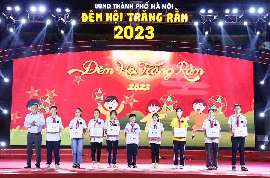 Phó Bí thư Thành ủy Hà Nội Nguyễn Văn Phong trao học bổng cho trẻ em vượt khó học tốt.