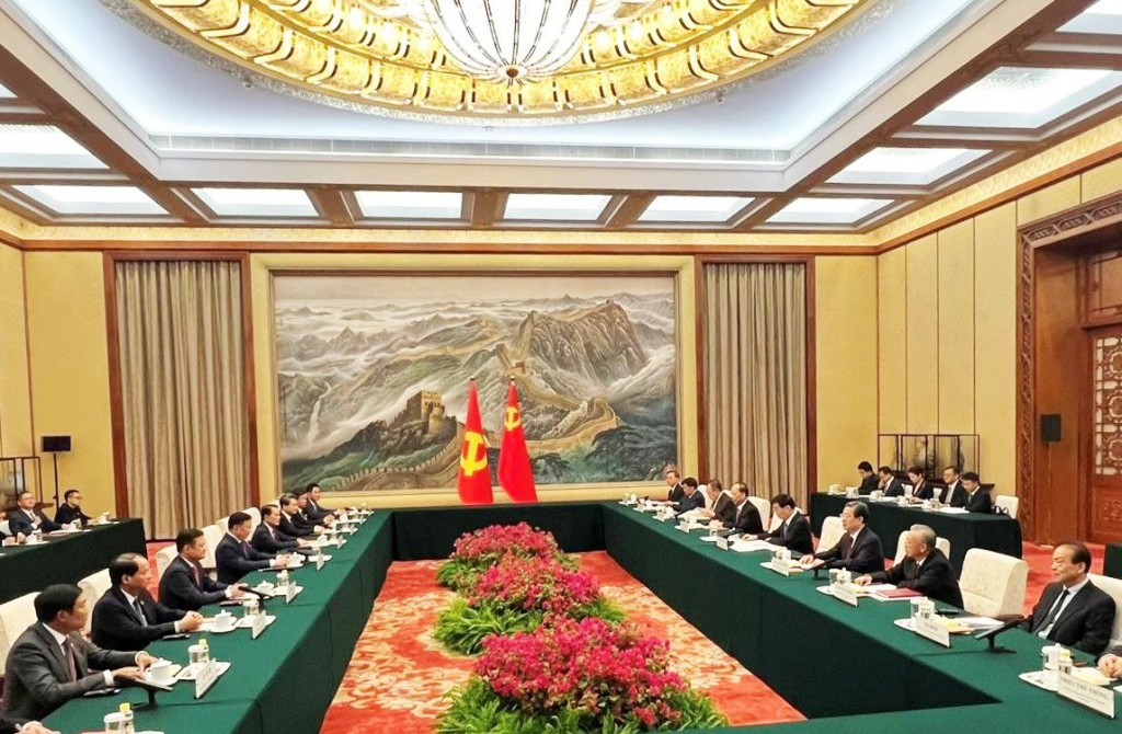 Đoàn đại biểu cấp cao thành phố Hà Nội chào xã giao Chủ tịch Chính hiệp toàn quốc Trung Quốc Vương Hộ Ninh.