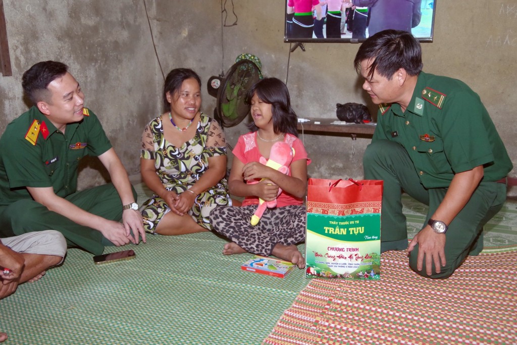 nhiều cháu nhỏ không thể hiện diện trong đêm trăng vui do điều kiện sức khỏe không cho phép, nên các thành viên Ban tổ chức cùng đại diện chính quyền địa phương và các nhà hảo tâm đến từng nhà 