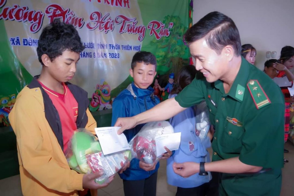 trong những năm qua, Bộ Chỉ huy BĐBP tỉnh Thừa Thiên – Huế đã chủ động kết nối với các mạnh thường quân trên mọi miền đất nước, để mang đến cho những đứa trẻ còn chịu nhiều thiếu thốn, thiệt thòi cả về vật chất lẫn tinh thần ở xã Đông Sơn, huyện A Lưới  một đêm hội trăng rằm ý nghĩa nhất. 