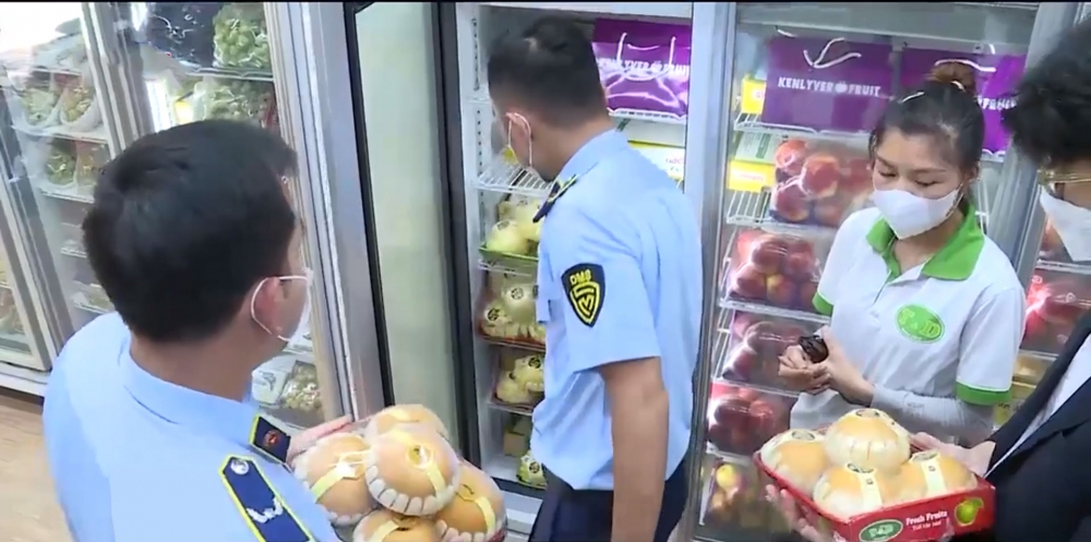 Cửa hàng KENLYVER bán trái cây nhập lậu, giả mạo xuất xứ Hàn Quốc