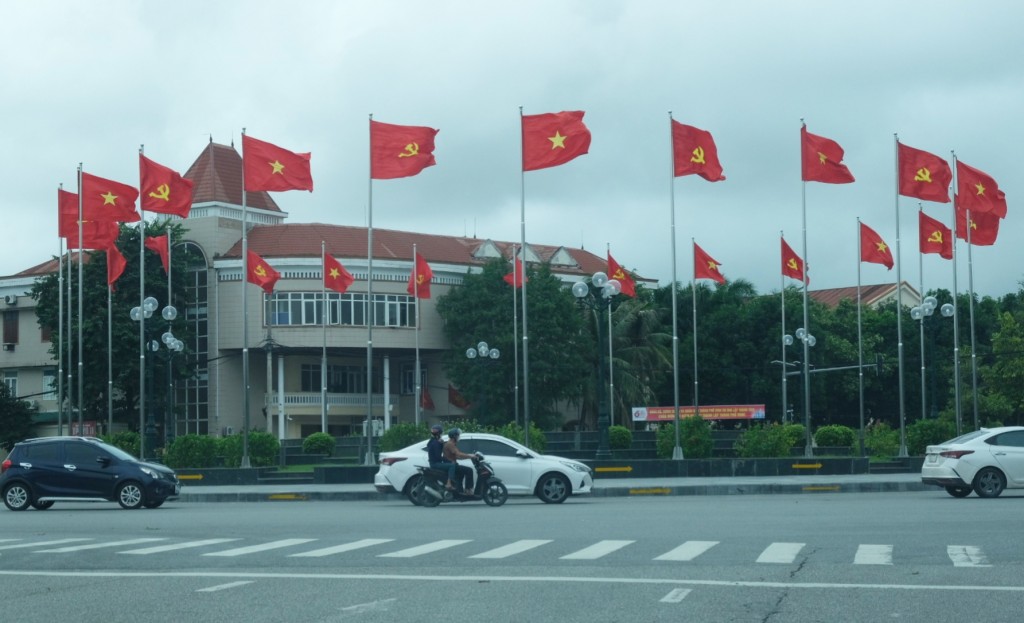 Ngày 10/10/1963, Hội đồng Chính phủ ra Quyết định số 148/CP thành lập thành phố Vinh, gồm 3 xã: Hưng Bình, Hưng Dũng và Hưng Thủy. Vinh lúc này được coi là một trong 5 thành phố công nghiệp lớn nhất miền Trung. 