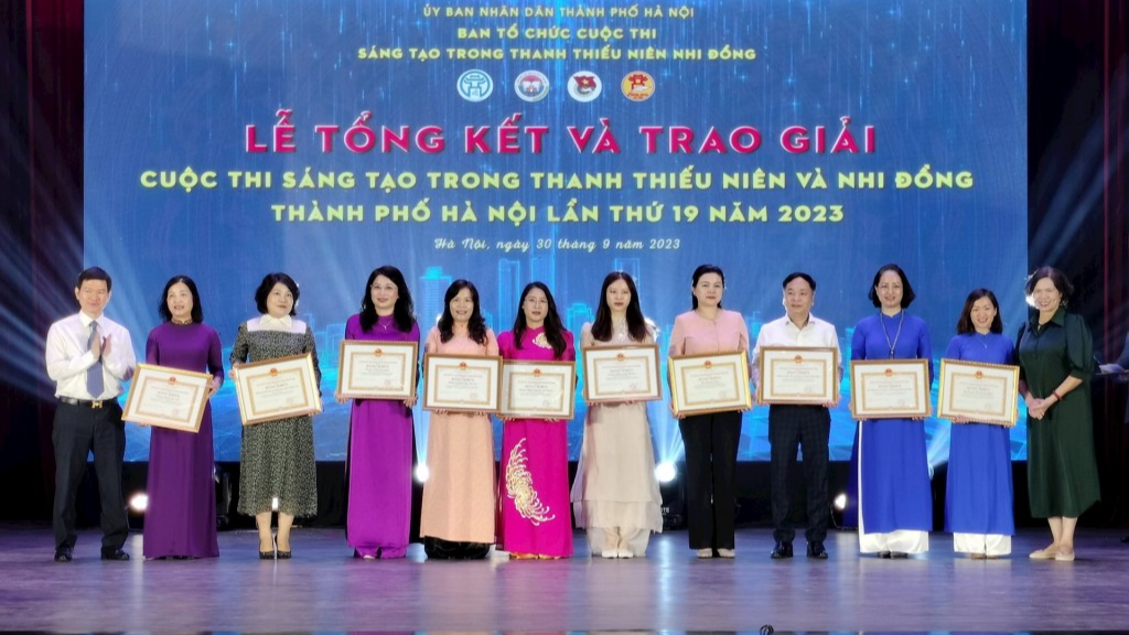 Các tập thể và cá nhân được nhận Bằng khen của UBND thành phố Hà Nội 