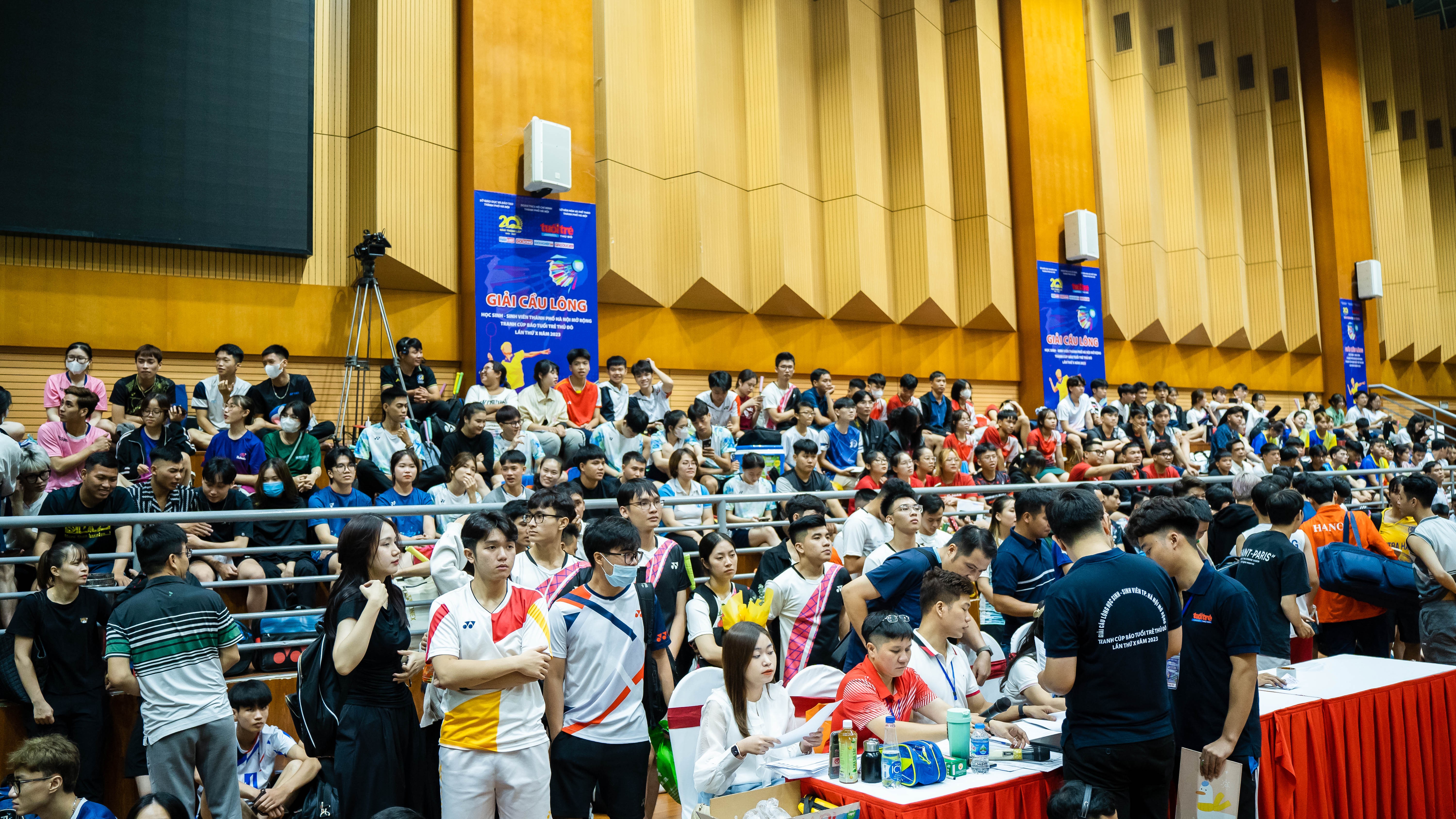 Rất đông khán giả đã có mặt tại Trung tâm Văn hóa -Thể thao quận Long Biên để theo dõi các trận cầu