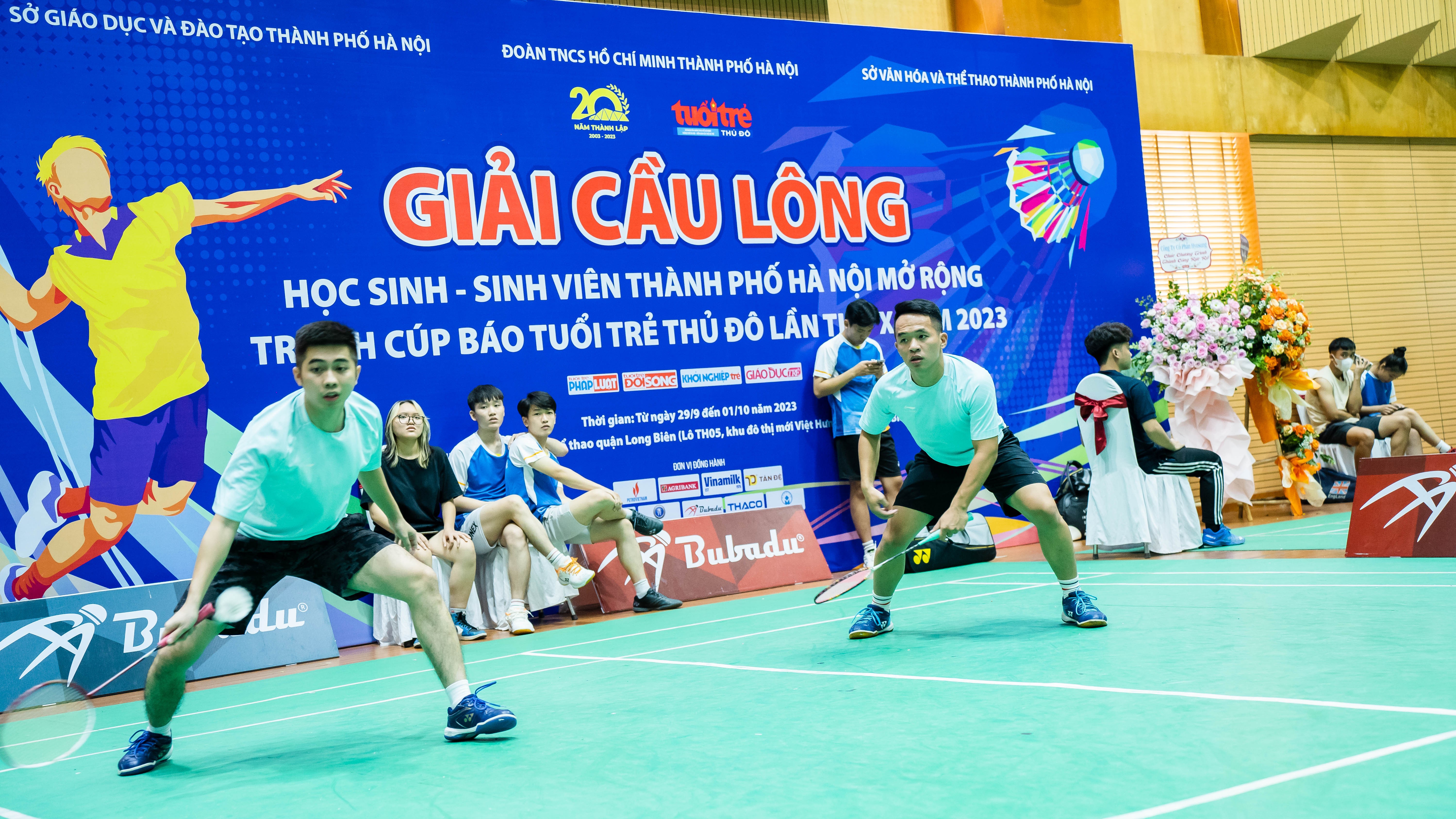 Các tay vợt Trung cấp Kinh tế kỹ thuật Bắc Thăng Long đã nỗ lực thi đấu để tiến sâu vào vòng trong