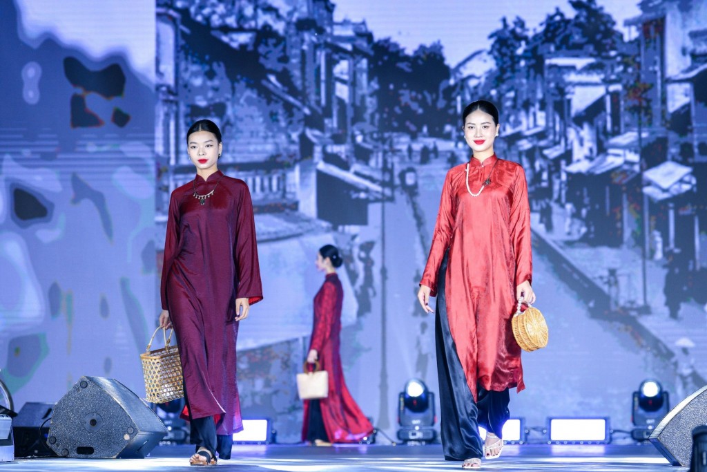 Tái hiện dòng chảy lịch sử dân tộc qua tà áo dài Việt Nam