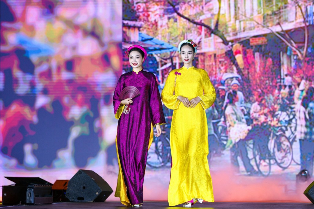 Tà áo dài Việt Nam được trình diễn đầy ấn tượng tại chương trình