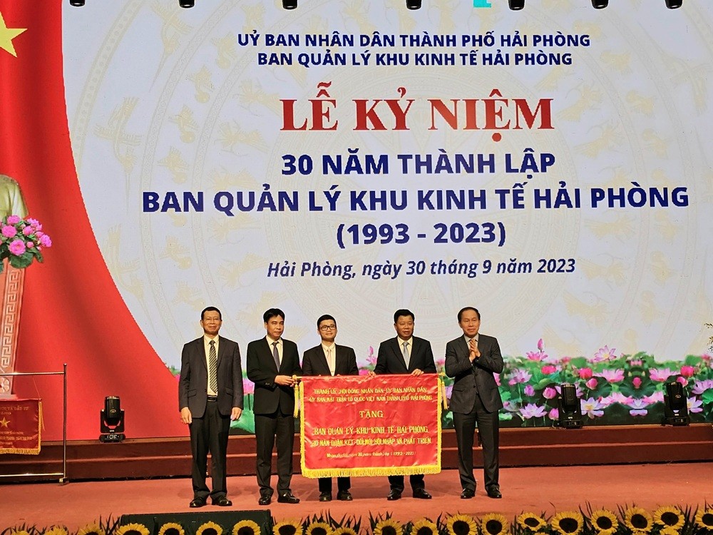 Ban quản lý Khu kinh tế Hải Phòng nhận Cờ thi đua của Thành ủy, HĐND, UBND, Ủy ban Mặt trận Tổ quốc Việt Nam TP. Hải Phòng.