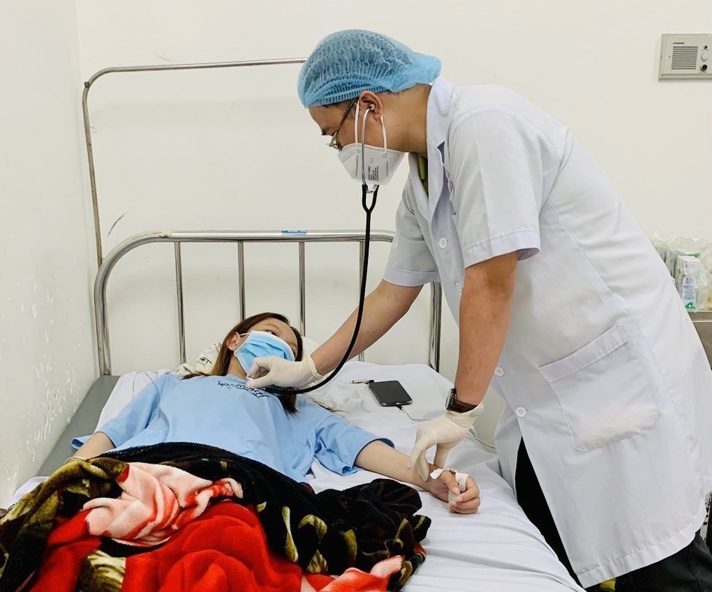 Bác sĩ thăm khám, theo dõi sức khỏe bệnh nhân bị bệnh đậu mùa khỉ tại Trung tâm Y tế TP Tân Uyên