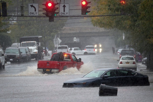 Mưa lớn gây lũ lụt khắp thành phố New York, gây ra tình trạng khẩn cấp và làm tê liệt giao thông công cộng ở phần lớn thành phố. Ảnh: AFP