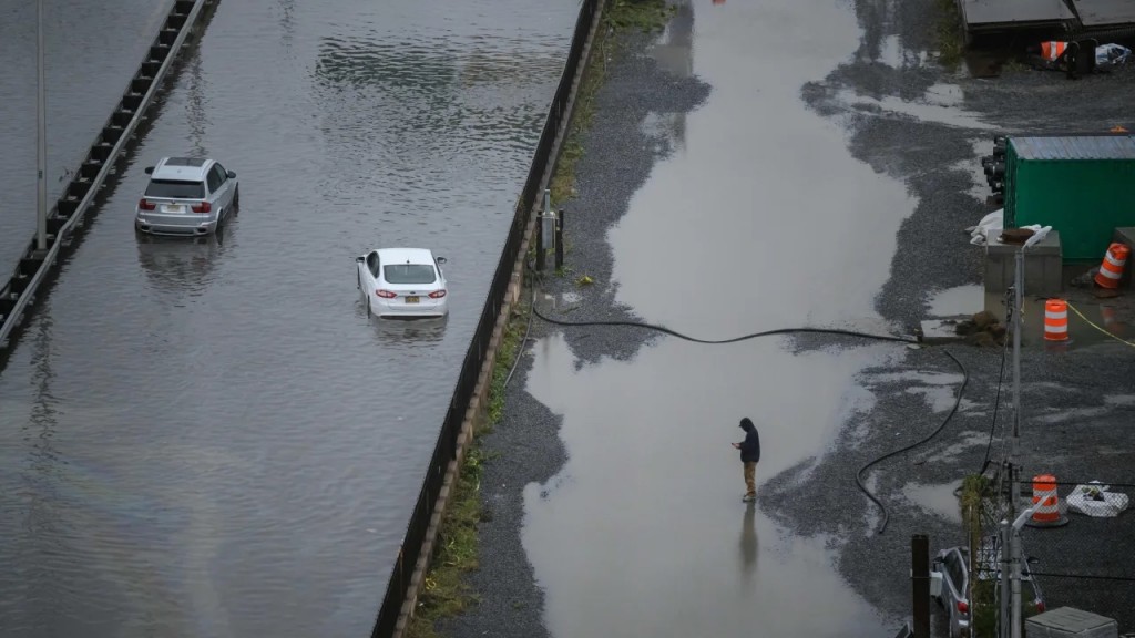 New York ngập trong biển nước sau mưa lớn