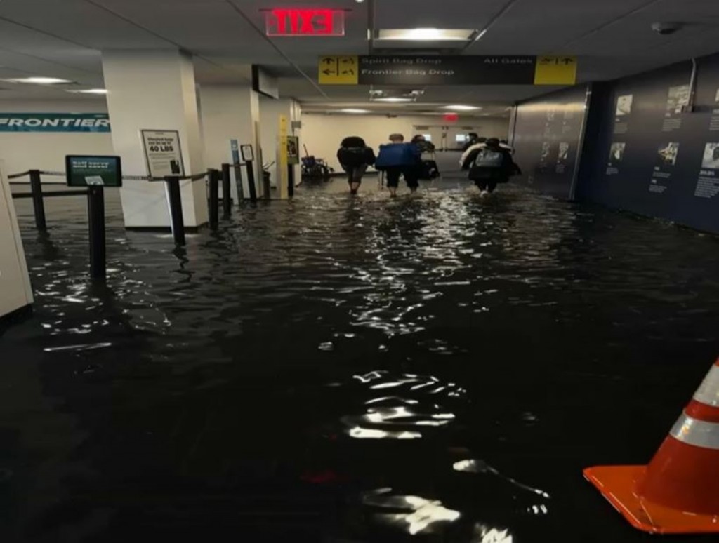 Nhà ga A của sân bay LaGuardia ở New York đóng cửa vì ngập lụt (Ảnh: AFP)