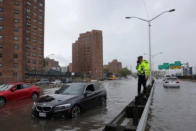 New York ngập trong biển nước sau mưa lớn