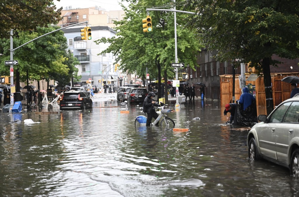 Trận mưa vừa qua không chỉ là vấn đề của riêng New York. Tình hình năm nay một lần nữa khiến dư luận Mỹ lo lắng về nguy cơ lũ lụt trong bối cảnh thời tiết ngày càng khó đoán và tình trạng cơ sở hạ tầng lỗi thời ở nước này.