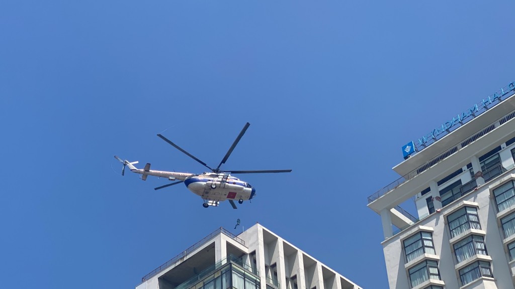Máy bay trực thăng được huy động tham gia tìm kiếm, cứu người.