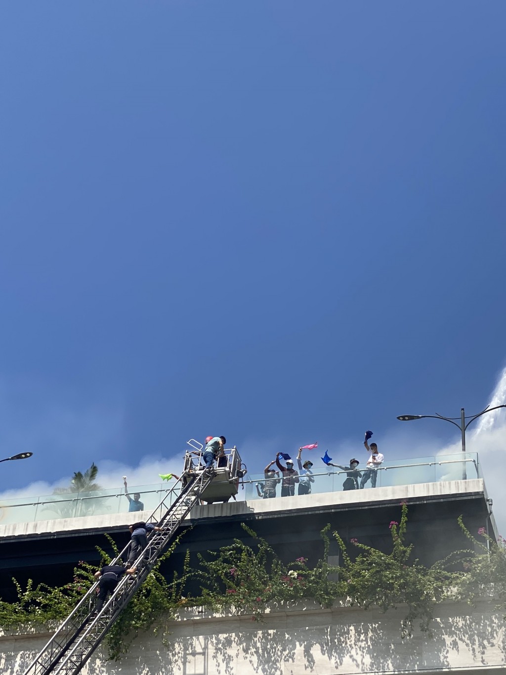Các nạn nhân trên tầng cao trèo thang leo xuống thoát khỏi đám cháy