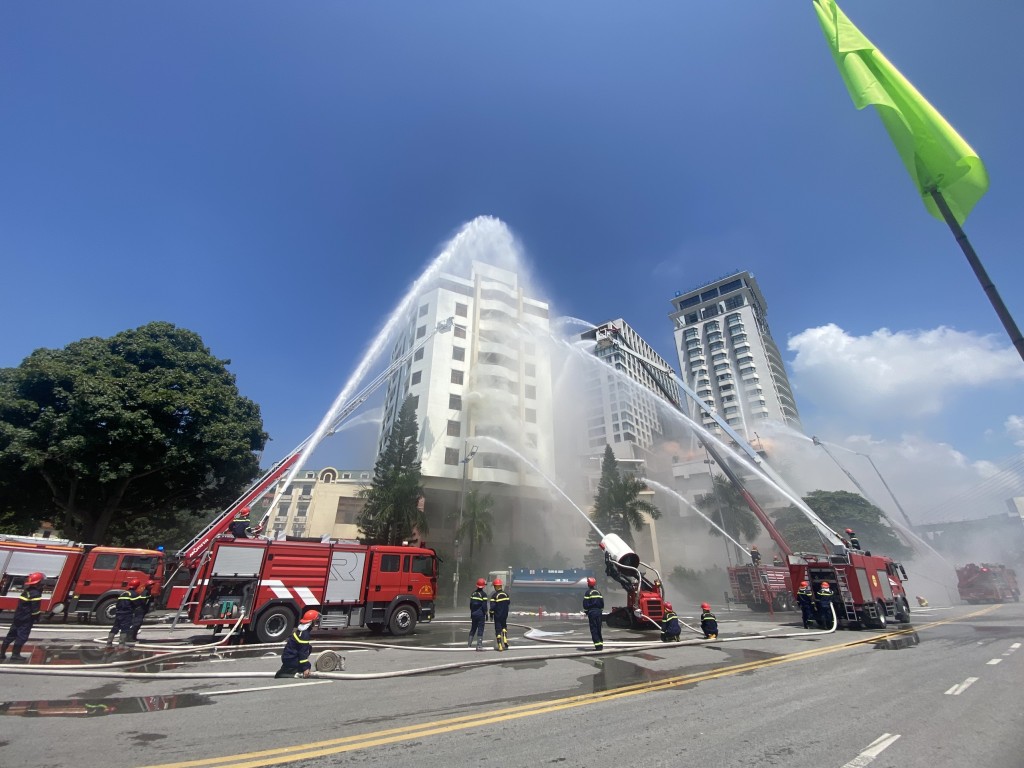 Đám cháy tại khách sạn Vân Hải đang dần được dập tắt