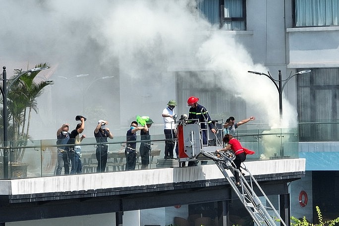Tiến hành giải cứu cho người dân bị mắc kẹt trên tòa khách sạn sau khi xảy ra vụ cháy.