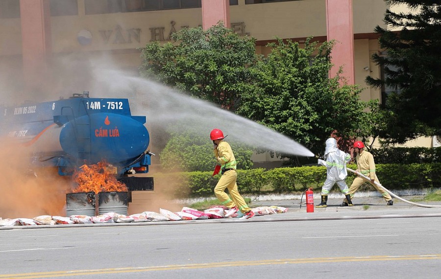 Tình huống xe chở dầu va chạm và bốc cháy.